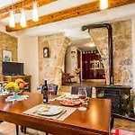 House Kras With Spacious Garden בית נופש *