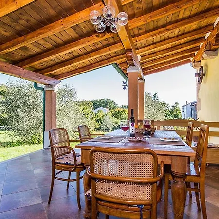 House Kras With Spacious Garden 別荘