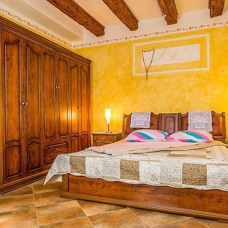 House Kras With Spacious Garden *