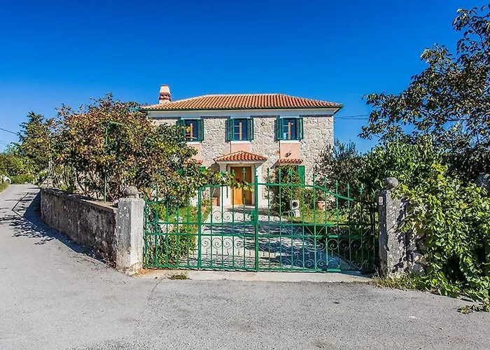 House Kras With Spacious Garden *