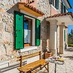 House Kras With Spacious Garden