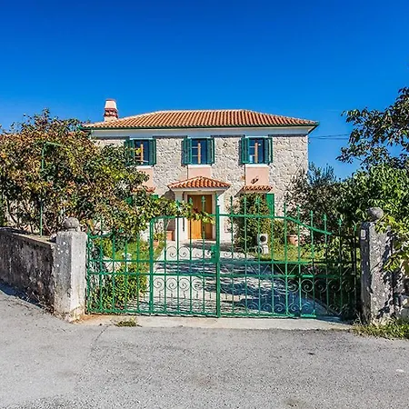 House Kras With Spacious Garden *