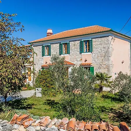 Hébergement de vacances House Kras With Spacious Garden *