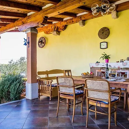 Hébergement de vacances House Kras With Spacious Garden *