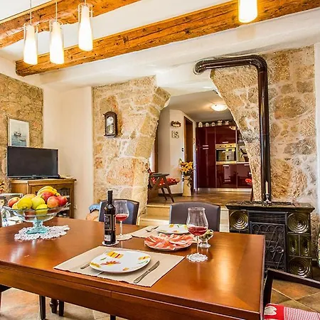 House Kras With Spacious Garden Hébergement de vacances *