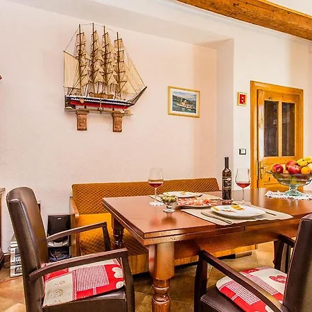 Hébergement de vacances House Kras With Spacious Garden *
