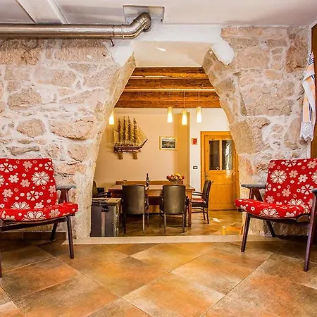 Hébergement de vacances House Kras With Spacious Garden