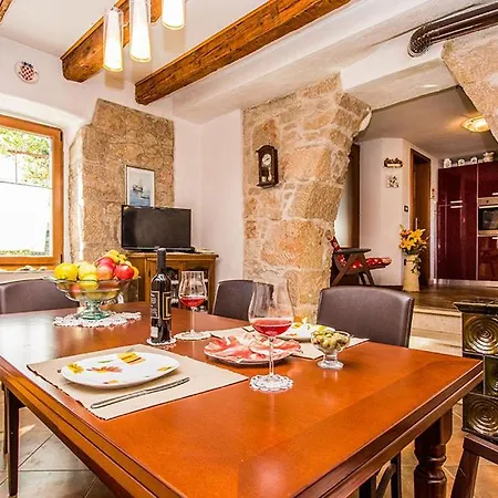 House Kras With Spacious Garden *
