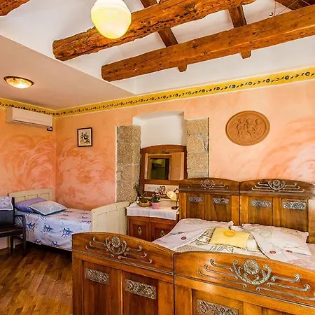 House Kras With Spacious Garden Hébergement de vacances Dobrinj