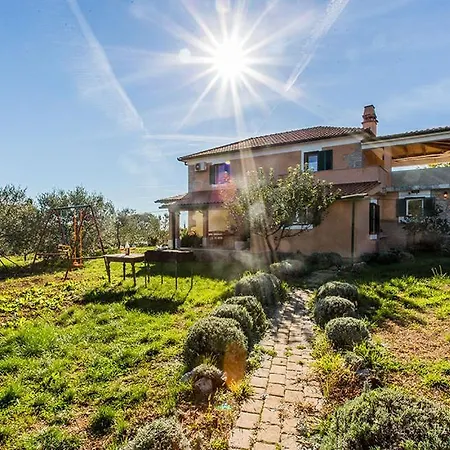 House Kras With Spacious Garden Hébergement de vacances *